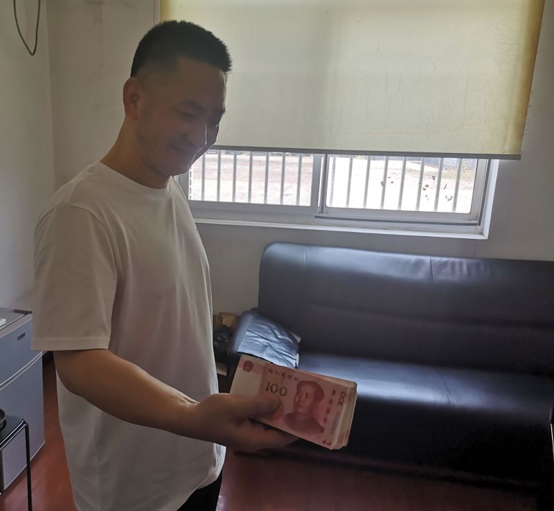 點贊！拾金不昧好的哥 萬元現(xiàn)金物歸原主